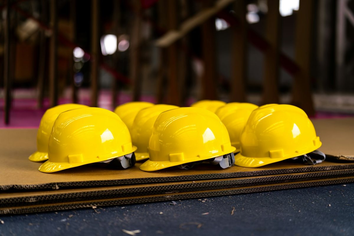 Equipos de protección personal en un centro de operaciones industriales